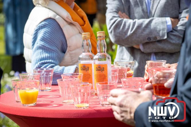 Volle terrassen, bruisende kleedjesmarkt en sportieve Wallenloop: Elburg leeft tijdens koningsdag! - &copy; NWVFoto.nl